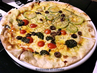 Bendito Forneria Pizza Bar: Pizza metade Marguerita Especial metade Abobrinha