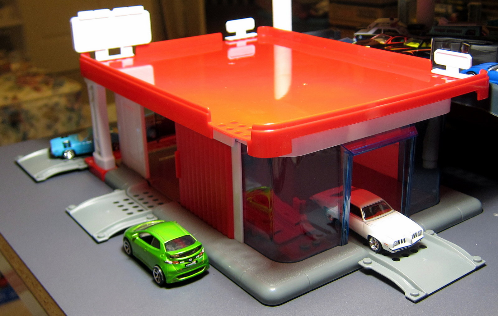 Diorama Fun!: Toysrus Fastlane Garage - Pt 1.