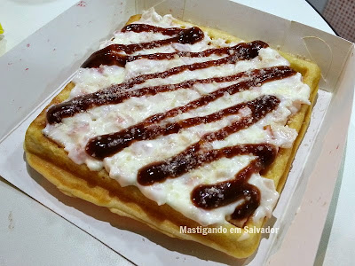 Manneken Fritas e Waffles: Waffle Belga com cobertura de Peito de Peru e Barbecue