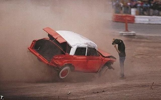 Araba kazası kameralara böyle yansıdı yarış pisti fotoğrafçı araba üstüne gelirken