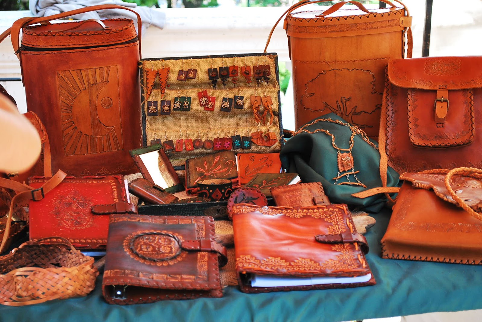 Artesanías Tradicionales de mi Provincia Santiago del Estero TRABAJOS EN CUERO