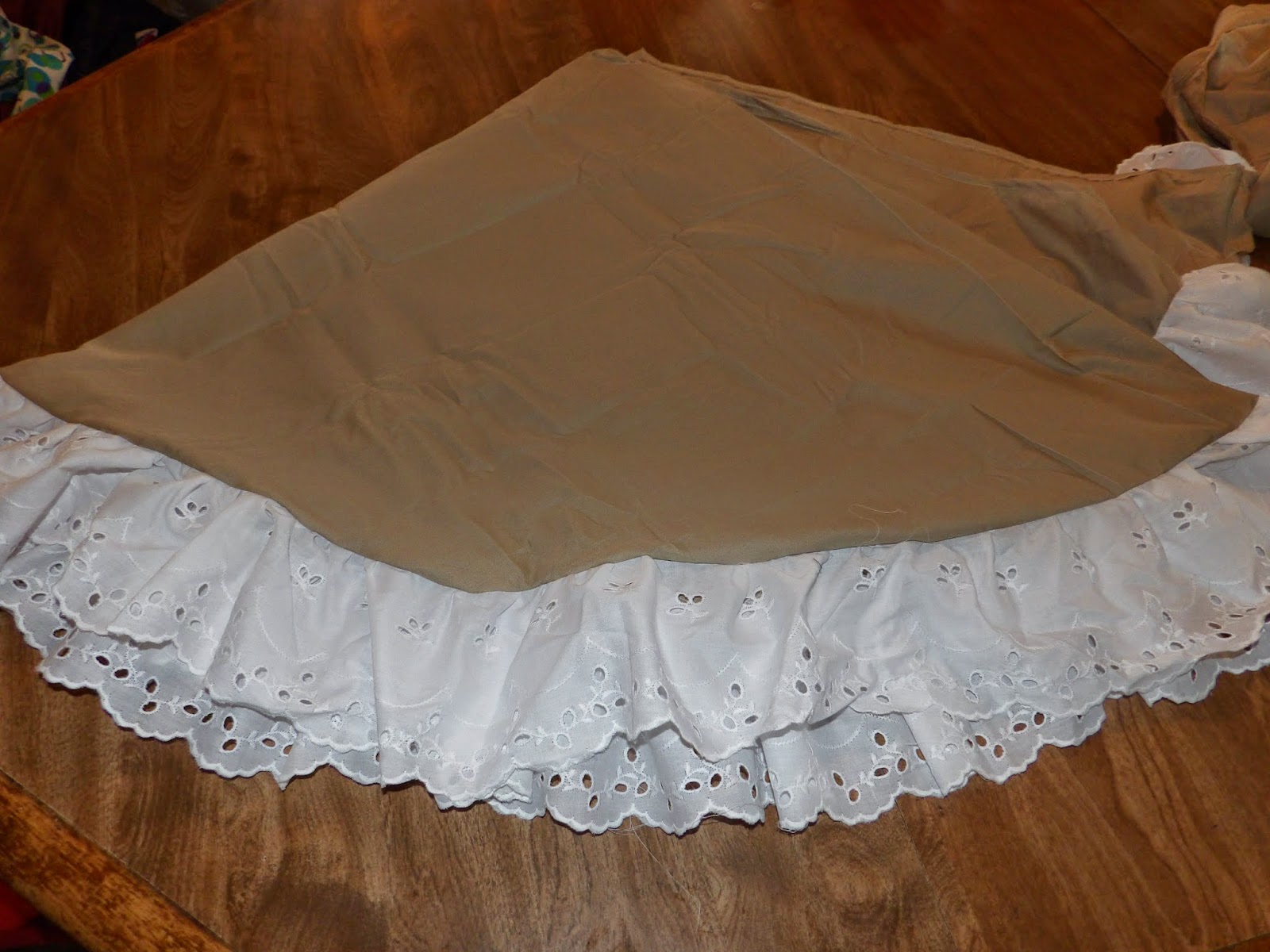 A to Z for Moms Like Me How to make a tree skirt