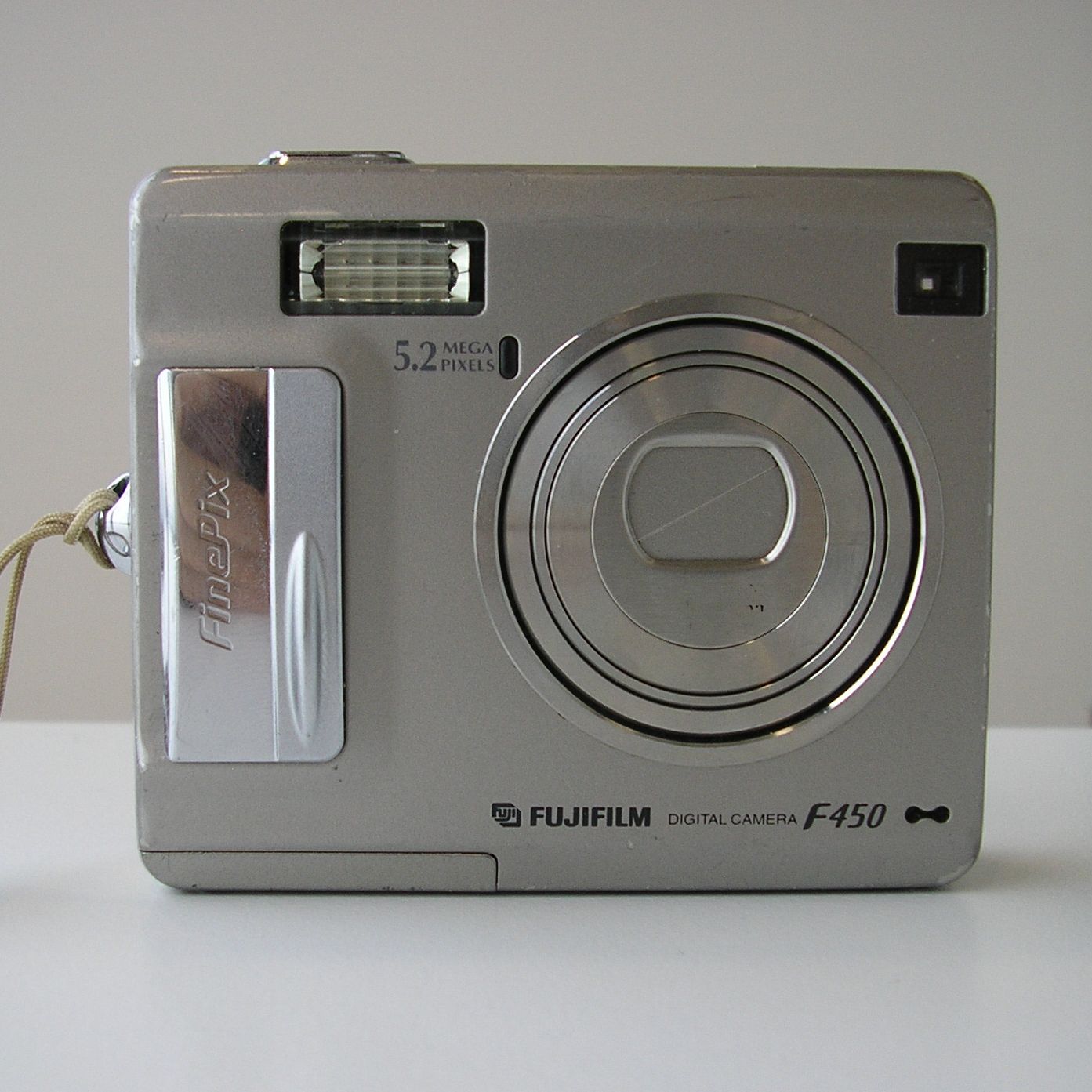 Review of Fujifilm FinePix F450 (Square Mini) 富士フィルム 