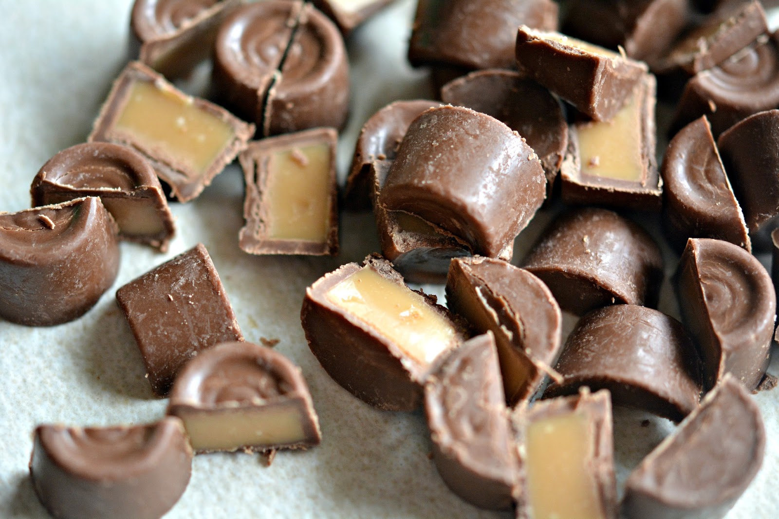 COOKIE BUTTER ROLO BARS!!!!!!! Hugs and Cookies XOXO