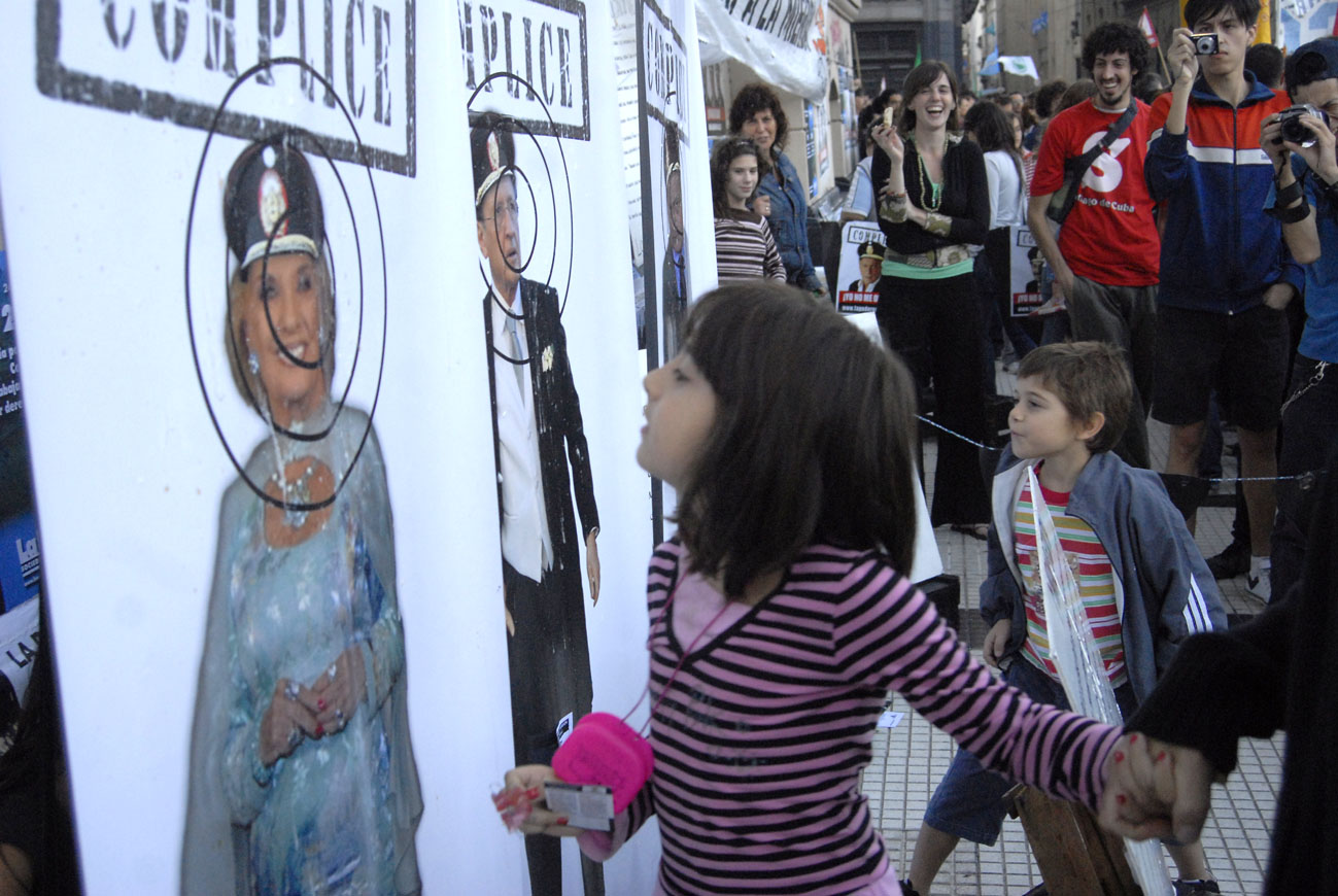Resultado de imagen para nenes escupen carteles de periodistas