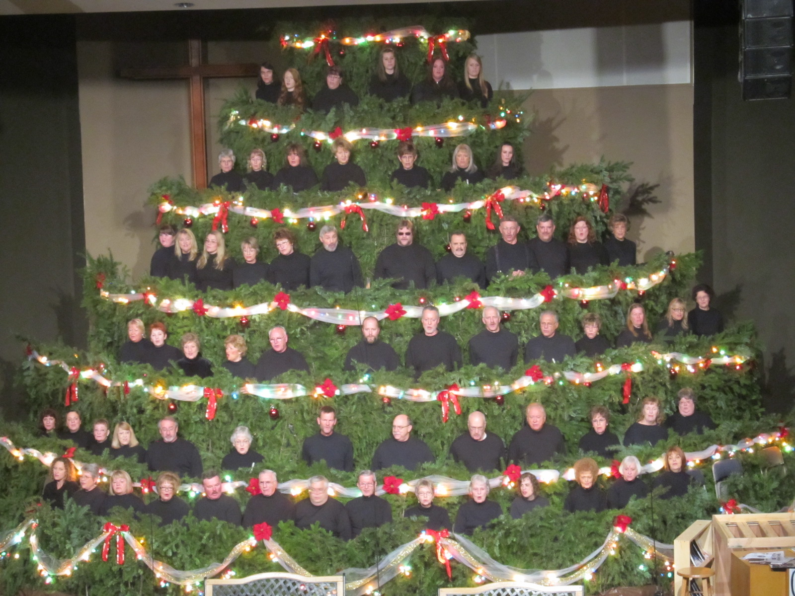 SW WA Stage & Theater Arts Review REVIEWS Singing Christmas Tree an