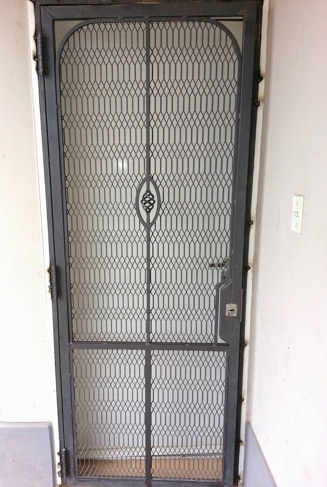 Forja Neuquén: Puerta reja con material desplegable, hierro forjado y