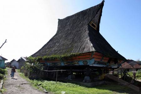 KESAIN KUTANTA: WWF Renovasi Rumah Adat Karo Di Desa Lingga