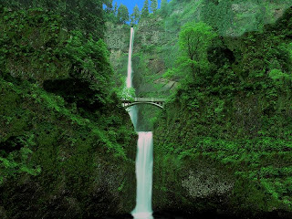 Gambar Air Terjun Mencakar Langit