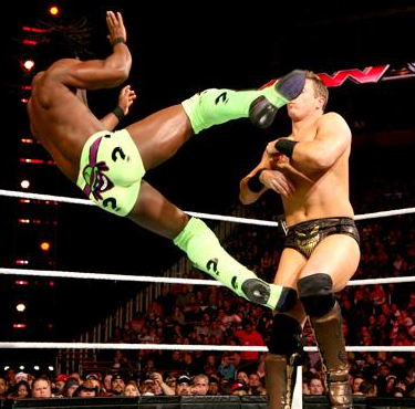 imagen de la super patada a la cara de the miz de parte de kofi kingston