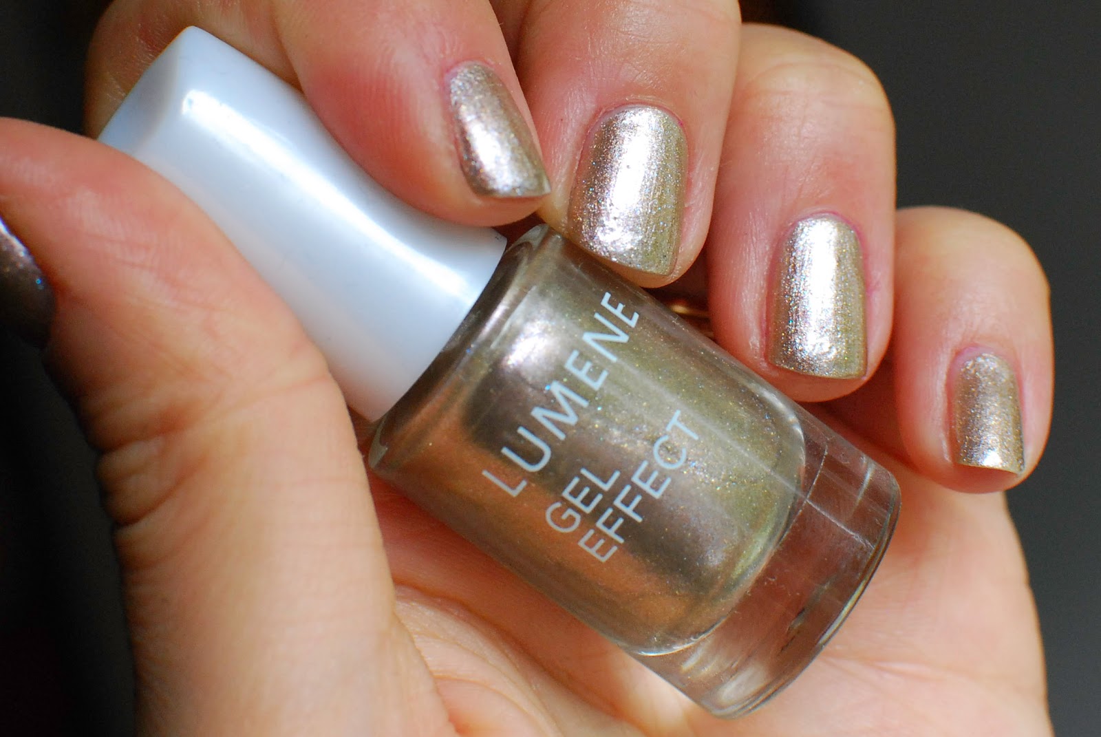 Sinistä pintaa Lumene Gel Effect Hiekka hehkuu