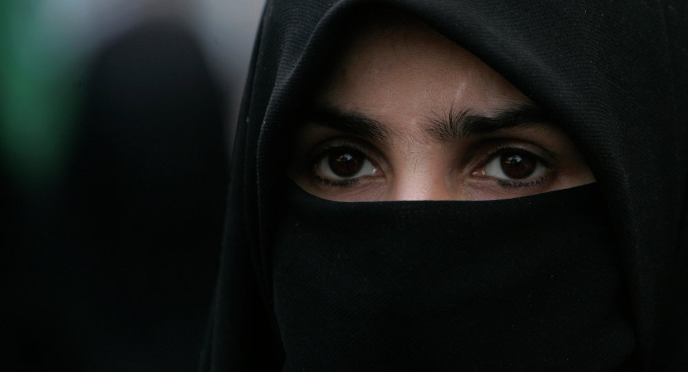 Arabia Saudí: mujeres multadas por código de vestimenta islámico 