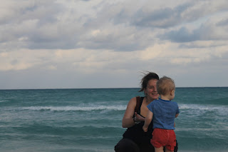 Nadine mit Hugo am Strand von Kuba