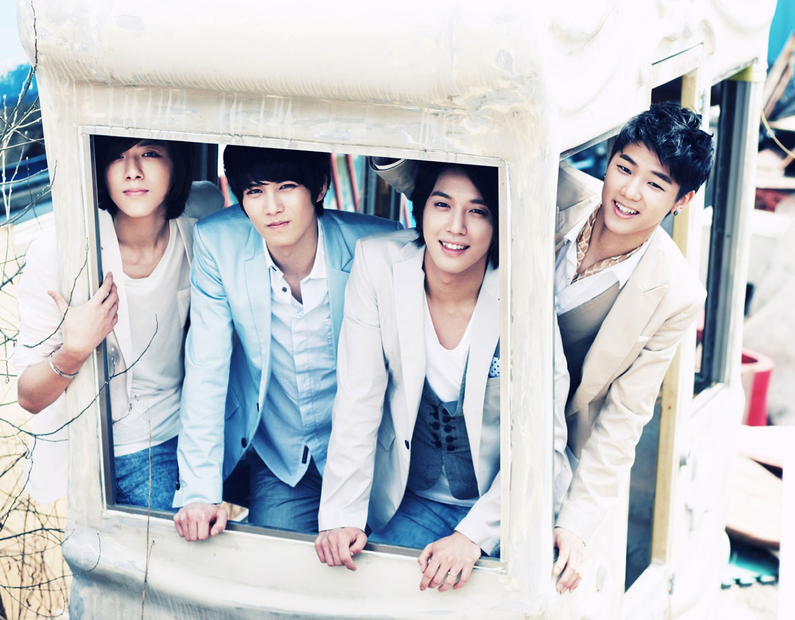 http://2.bp.blogspot.com/-TSCRDFstB3E/UVgVrZm2AYI/AAAAAAAAhyQ/n4dlaWWNjNw/s1600/CNBLUE-Wallpaper-HD-CN-Blue-2.jpg