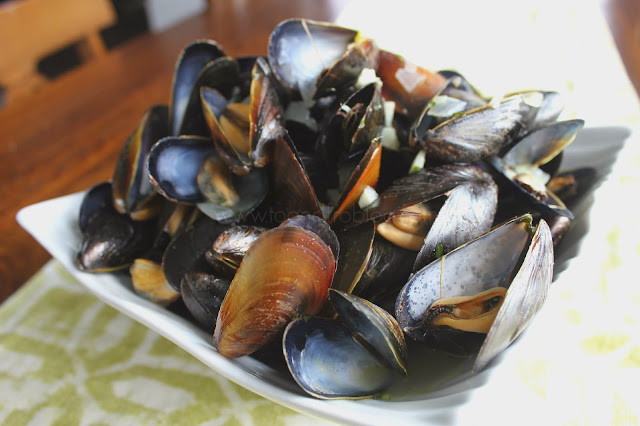 mussels in garlic wine sauce