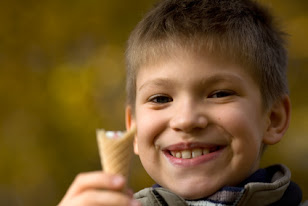 Bekommt Eiskrem bis zum Abwinken, obwohl er Husten hat: Glücklicher kleiner Timmy (9)