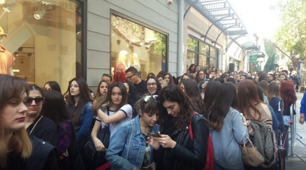 Ουρές σε κατάστημα οπτικών στην Κηφισιά για ένα ζευγάρι γυαλιά ηλίου… Νεοέλληνες !!! Ουρές σε κατάστημα οπτικών στην Κηφισιά για ένα ζευγάρι γυαλιά ηλίου… Νεοέλληνες !!!