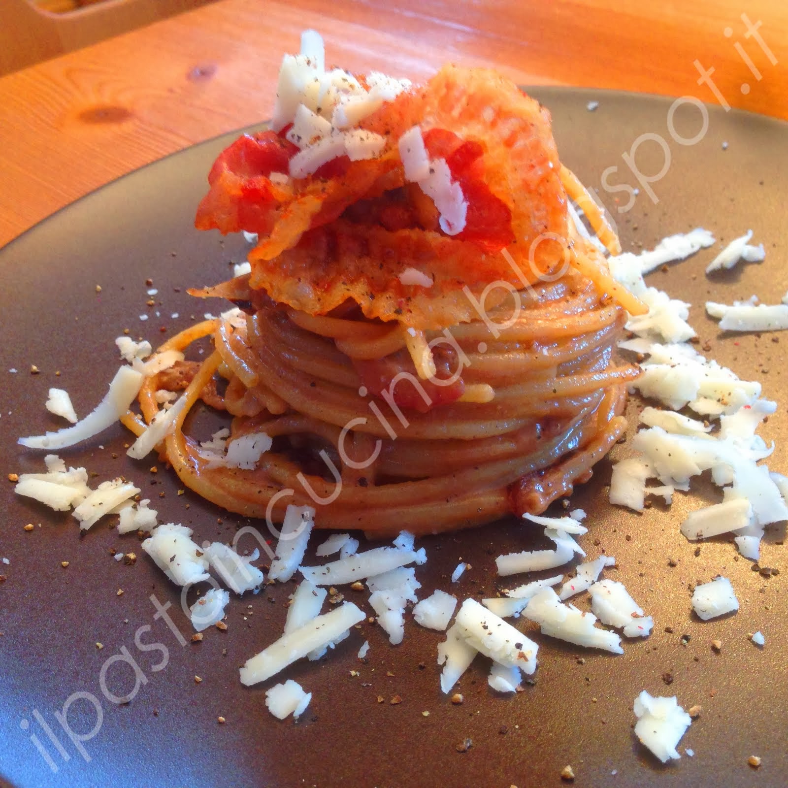 Gli spaghetti alle cipolle, guanciale croccante e pecorino romano