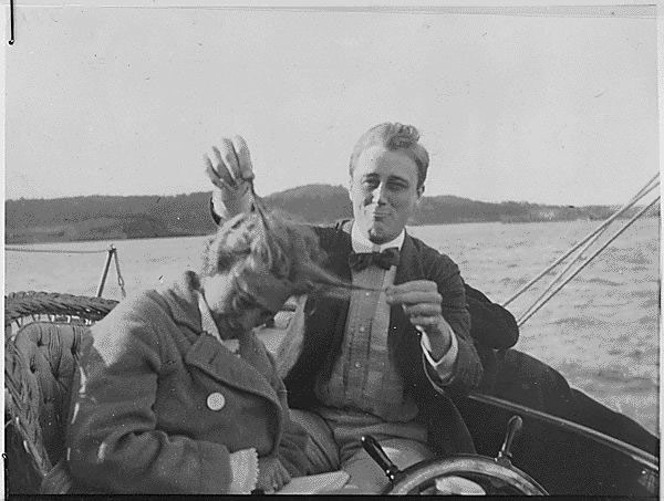 Fotos tontas de figuras históricas conocidas por ser serias Fotos tontas de figuras históricas conocidas por ser serias
