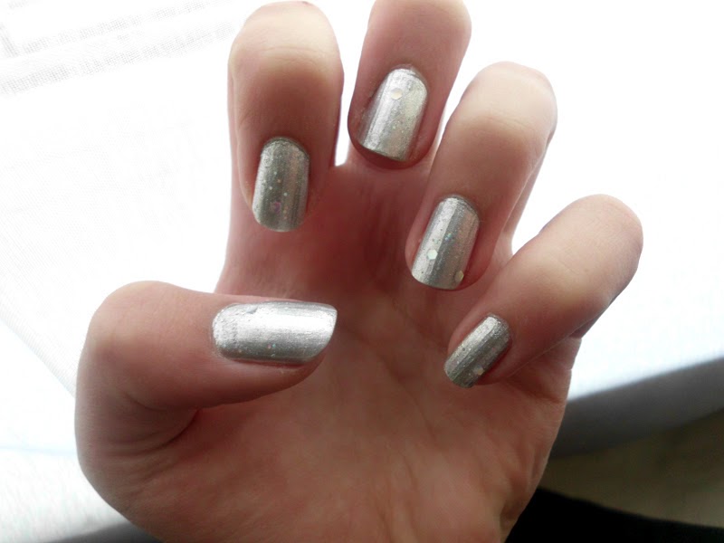 YouReview: Sparkly silver nails