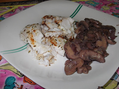 Filetes De Merluza A La Plancha Con Champiñones Rehogados

