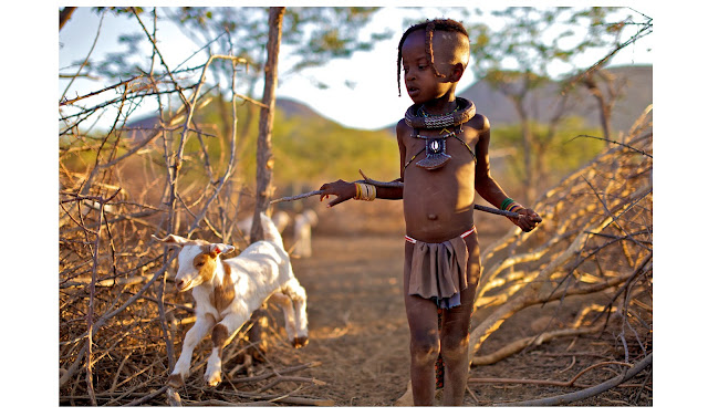 In het noordwesten van Namibië woont de Himba stam.