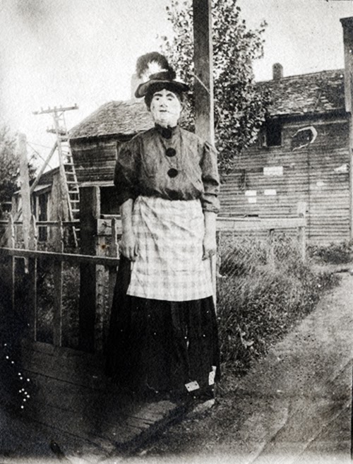 heres a small collection of vintage photos of funny halloween costumes from between the 1900s to 1920s - Halloween Costumes 1900 heres a small collection of vintage photos of funny halloween costumes from between the 1900s to 1920s - Halloween Costumes 1900