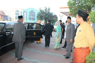Raja Perempuan Tengku Anis dan YTM Pengiran Isteri Anak Hajah Zariah