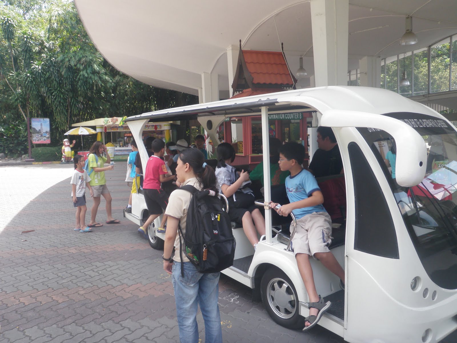 Roots Zoo Negara II tram ride & animal parts 24Feb2011