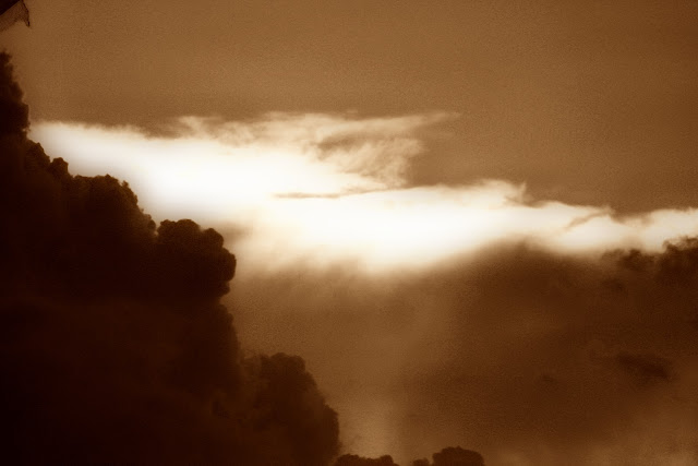Phnom Penh en flammes Les nuages de mousson en fin d'après-midi donnent toujours des reliefs et couleurs assez étonnants. Retravaillés en sépia avec un filtre Orion, les nuages de Phnom Penh deviennent alors une espèce de faux brasier . Photos par Christophe Gargiulo / KiamProd Photography
