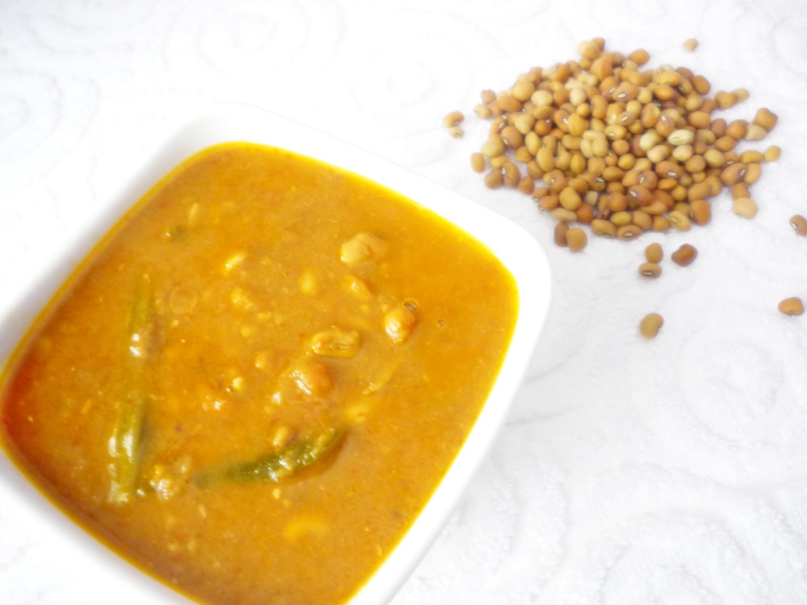 Simply...Delicious!!! "Thatta Payir(Cow Pea/Black Eyed Bean) Kuzhambu"