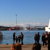 Εντυπωσιακό θέαμα στο λιμάνι από τις μάνικες νερού πυροσβεστικού πλοίου