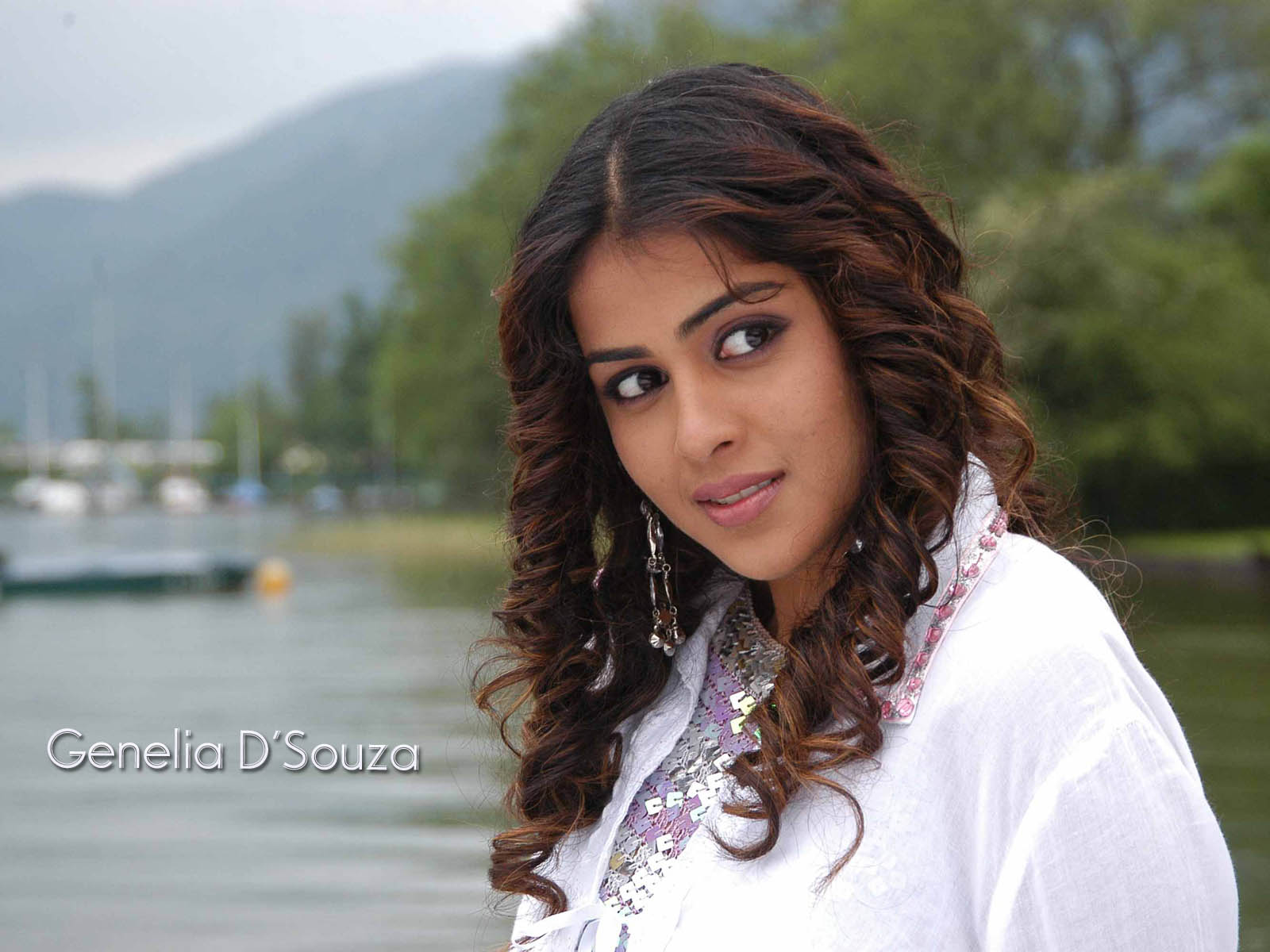 Sribollywood: Genelia D'Souza - Wallpaper