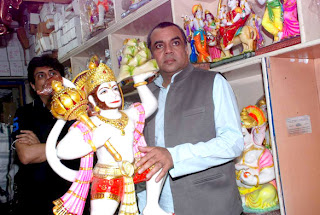 Paresh Rawal sells Ganesh idols to promote 'OMG Oh My God!'