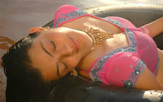 kajal agarwal hot pic from a black bra