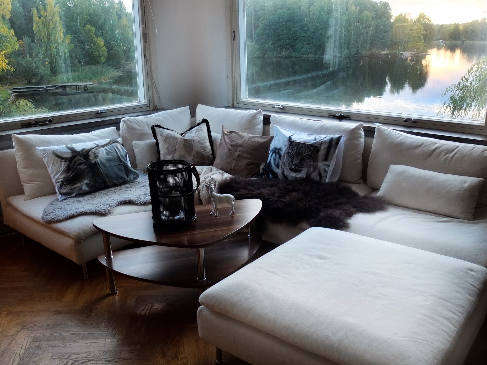 A house by a lake: höst i vardagsrummet