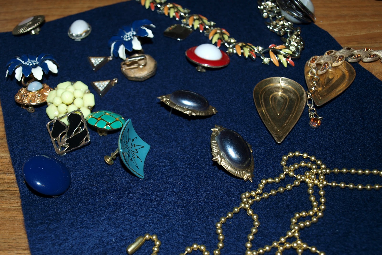 Elemental Carbon Brooch & Costume Jewelry Necklace // DIY