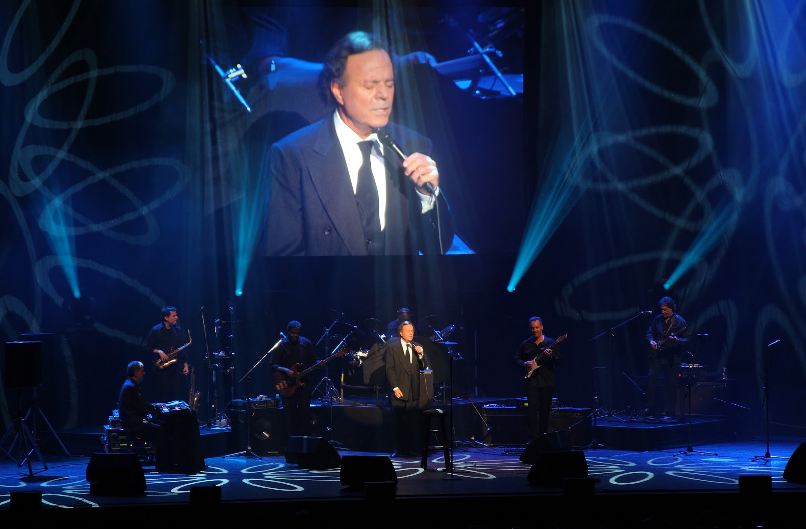 http://2.bp.blogspot.com/-TjIPUd_ZN0o/T6gqfJ-RBBI/AAAAAAAADO0/4DiYMcm2rag/s1600/Julio+Iglesias+Live+Tokyo+5+April+2010.jpg
