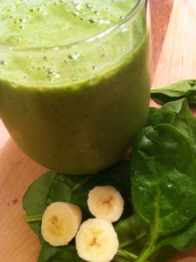 A Simply Raw Life GREEN SMOOTHIE WITH SPINACH, ALMOND BUTTER + ALMOND MILK