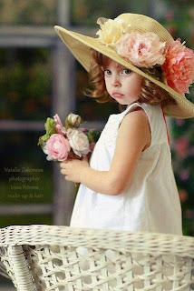 Foto gambar bayi perempuan dengan gaya busana feminim memakai topi cantik Foto gambar bayi perempuan dengan gaya busana feminim memakai topi cantik