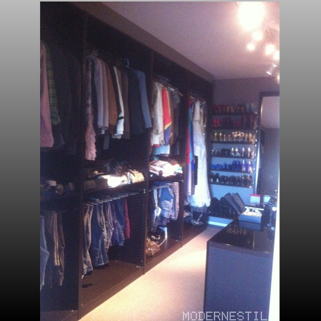 Modernestil: walk in closet