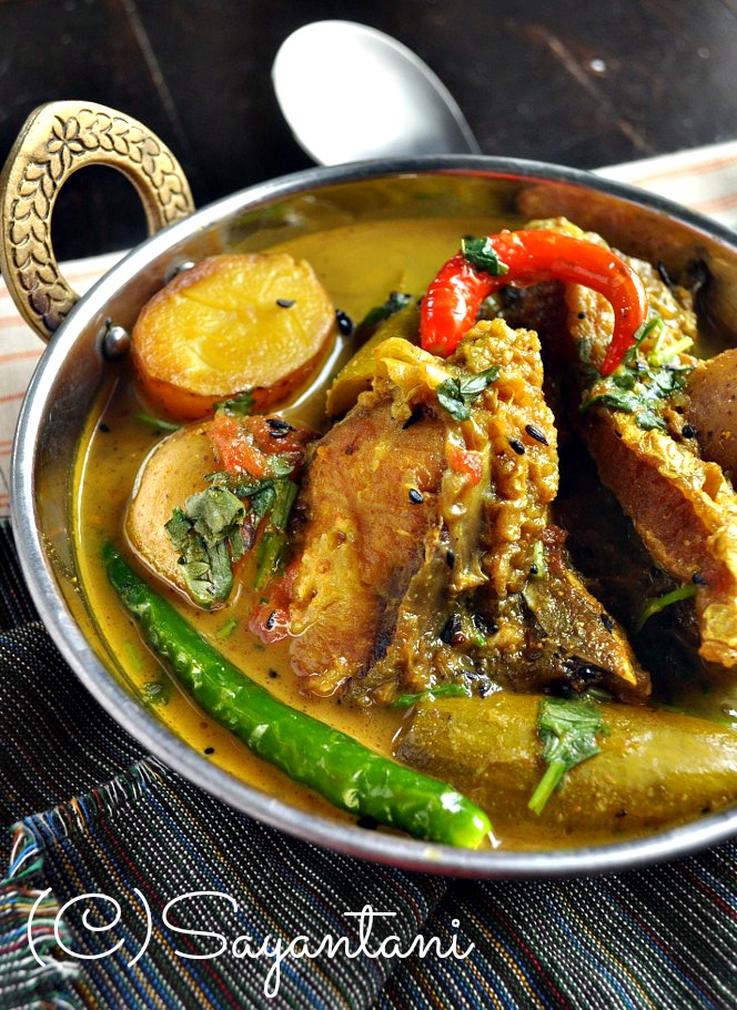 Alu Patol die Macher Patla Jhol (Light fish curry with potato and
