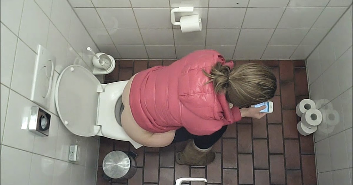 Скрытая камера в женском туалете подглядывает снизу