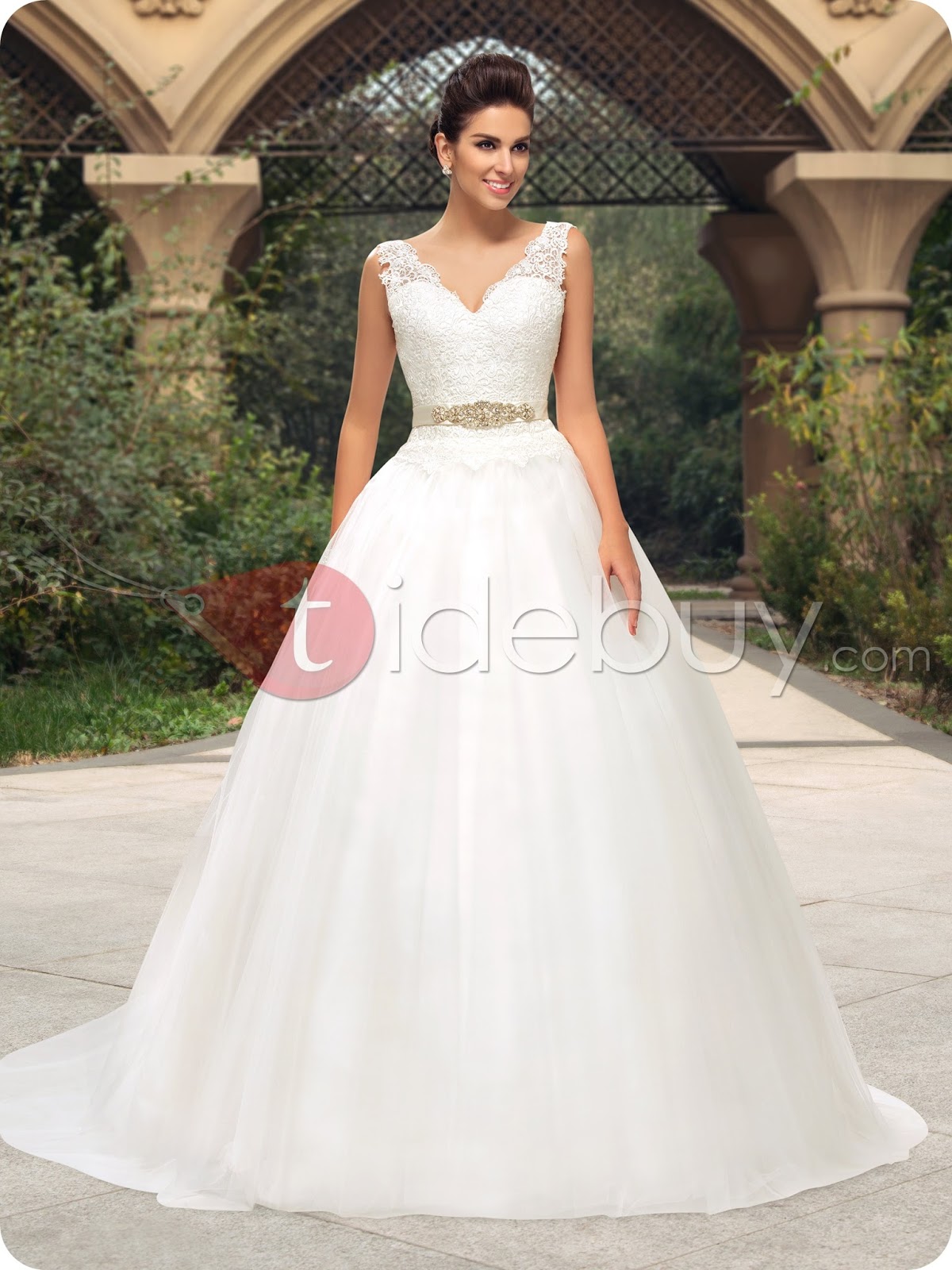 Este vestido sin duda es de los mas bonitos ese toque de encaje en los hombros, y el detalle dorado en la cintura es perfecto. Enlace AQUÍ
