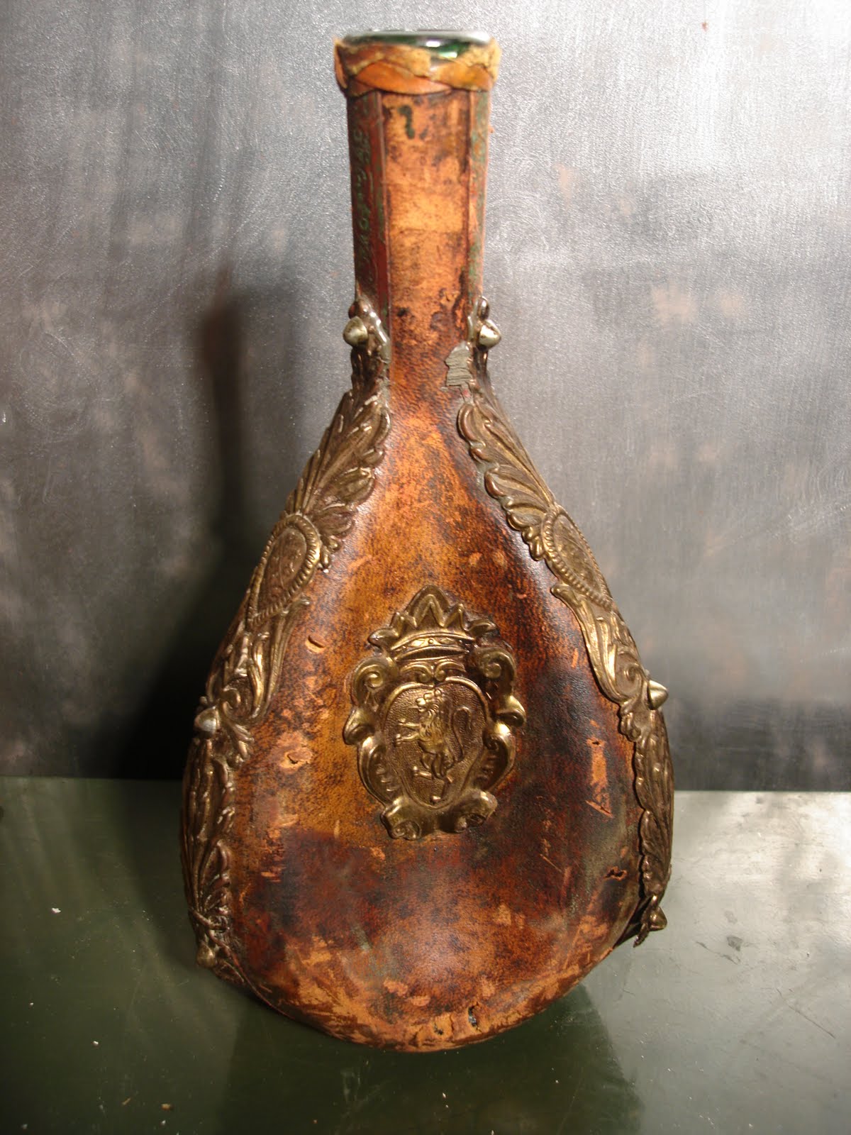 VINTAGE TREASURES AND MORE VERY OLD LEATHER WINE BOTTLE HOLDER/CONTAINER