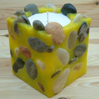 vela con piedras incrustadas