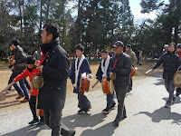 独特の調子で「おんめでとうござ~る~」と、掛け声を囃し立てながら上賀茂神社の境内に入った。 独特の調子で「おんめでとうござ~る~」と、掛け声を囃し立てながら上賀茂神社の境内に入った。