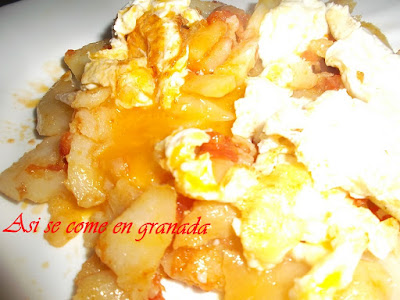 Huevos Rotos Con Patatas Con Tomate
