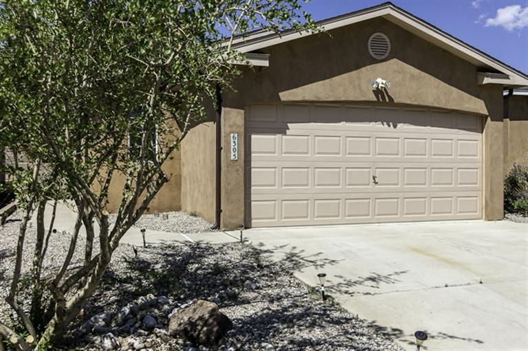 3 beds, 2 bath, 1194 sqft Home with an oversized garage. La Cueva