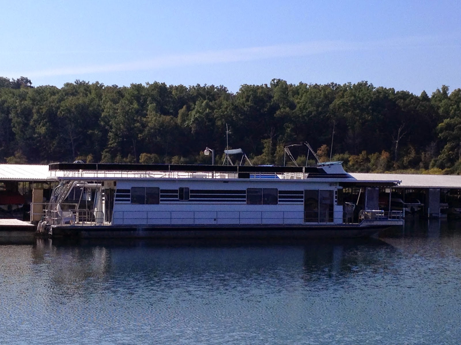 to Pontiac Cove Marina on beautiful Bull Shoals Lake Houseboat